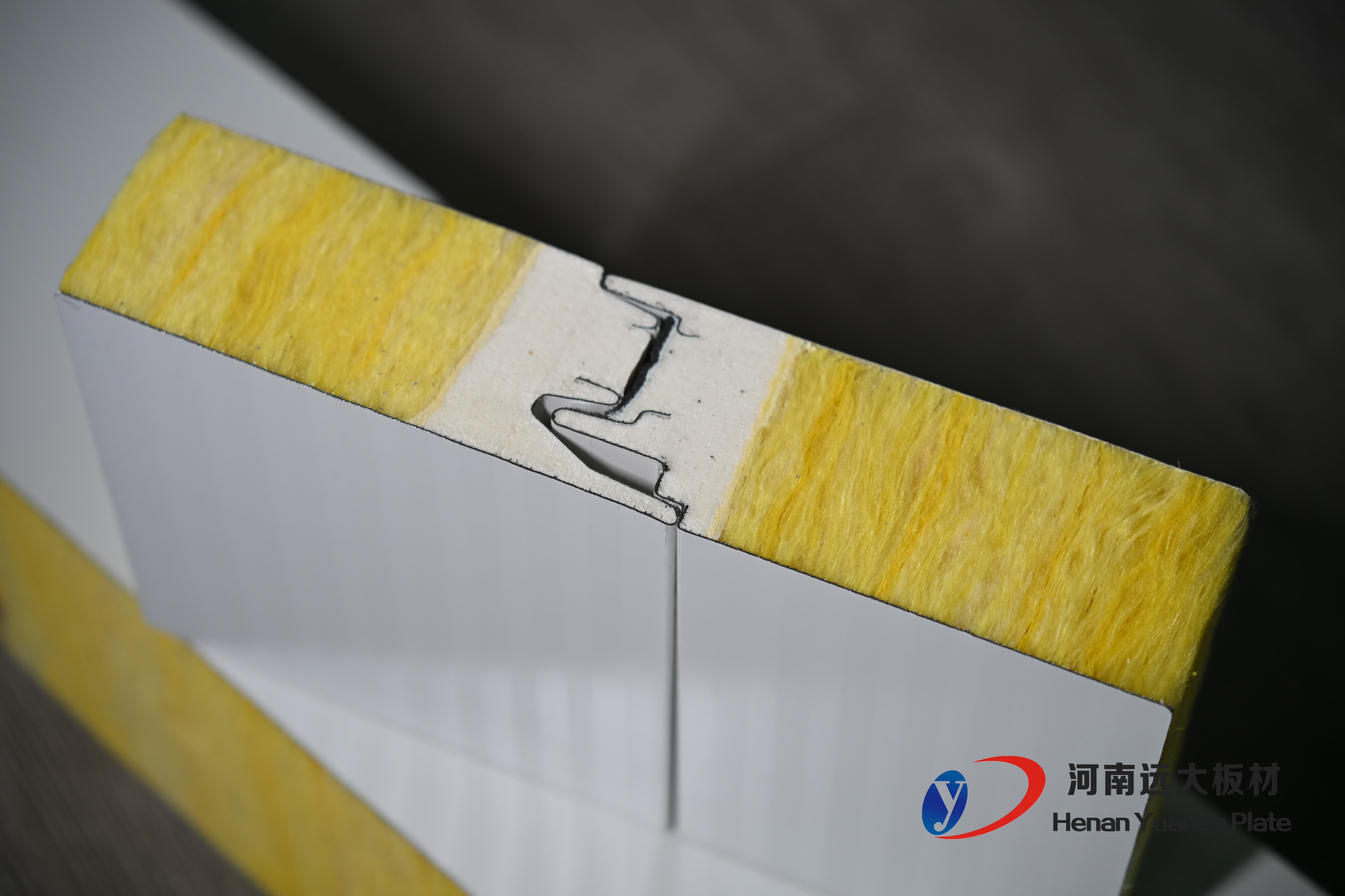 聚氨酯封邊玻璃絲棉夾芯板：遠大板材打造A級防火節(jié)能新標桿！(圖1)